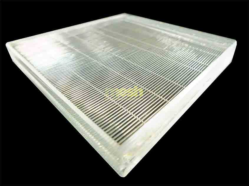 What types of metal mesh are commonly used in laminated glass